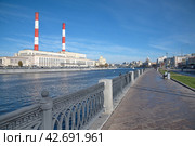 Вид с Саввинской набережной на Бережковскую набережную и московскую ТЭЦ-12. Москва, Россия (2021 год). Редакционное фото, фотограф Елена Коромыслова / Фотобанк Лори