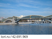 Мост Богдана Хмельницкого (Киевский пешеходный мост) через Москву-реку. Москва, Россия (2021 год). Редакционное фото, фотограф Елена Коромыслова / Фотобанк Лори