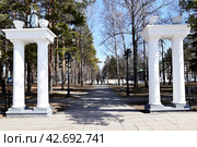 Город Заводоуковск. Вход в парк Машиностроителей (2024 год). Редакционное фото, фотограф Александр Тараканов / Фотобанк Лори