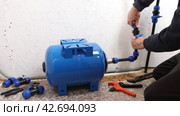 Using compression fittings to connect pressure tank when installing domestic water supply. Стоковое видео, видеограф Владимир Григорьев / Фотобанк Лори
