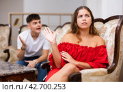 Disgruntled young husband swears at his wife. Стоковое фото, фотограф Яков Филимонов / Фотобанк Лори