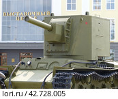 Тяжелый штурмовой танк КВ-2 ("Клим Ворошилов") начального периода Великой Отечественной войны. На танк устанавливалась 152-мм танковая гаубица (МТ-10) образца 1938/40 гг. Музей военной техники. Верхняя Пышма, Россия (2016 год). Редакционное фото, фотограф Сергей Елизарьев / Фотобанк Лори