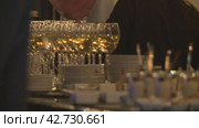 Фуршет, посуда, бокалы, люди  buffet table, dishes, glasses, people. Стоковое видео, видеограф Опока Алексей / Фотобанк Лори