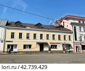 Москва, Добровольческая улица, дом 12, 1882 года постройки. Сербский ресторан "Джумбус" Редакционное фото, фотограф Овчинникова Ирина / Фотобанк Лори
