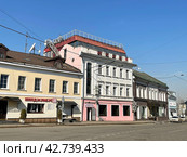 Историческая Добровольческая улица в городе Москве весной в солнечный день. Редакционное фото, фотограф Овчинникова Ирина / Фотобанк Лори