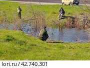 Рыбаки во время весеннего половодья в протоке  реки Тобол удят рыбу. Тюменская область. Россия (2016 год). Редакционное фото, фотограф Александр Тараканов / Фотобанк Лори