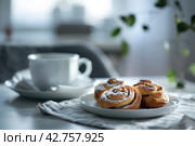 Cinnamon buns on a Scandi table. Image for cafe menu, Banner. Стоковое AI-изображение, AI-художник Ирина Ручушкина / Фотобанк Лори