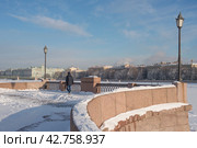 Береговой устой бывшего наплавного моста через Неву. Санкт-Петербург (2018 год). Стоковое фото, фотограф Александр Алексеев / Фотобанк Лори