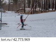Лыжники поднимаются на подъёмнике на горнолыжный  склон в г.Железногорск Красноярский Край (2024 год). Редакционное фото, фотограф Анатолий Володин / Фотобанк Лори