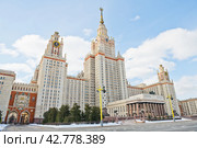 Здание Московского Государственного Университета имени Ломоносова (МГУ) на Воробьевых горах. Ранняя весна. Март. Москва. Россия (2024 год). Редакционное фото, фотограф E. O. / Фотобанк Лори