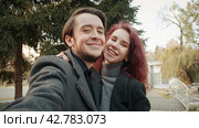 Portrait lovely young couple taking a selfie photo in the city park. Стоковое видео, видеограф EStarodubov / Фотобанк Лори