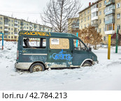 Придомовая территория с автомобилями и пятиэтажными домами советской постройки. Бердск, Новосибирская область. (2024 год). Стоковое фото, фотограф Евгений Мухортов / Фотобанк Лори