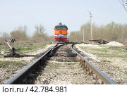 Тепловоз подъезжает к стрелочному переводу (2024 год). Редакционное фото, фотограф Роман Лукьянов / Фотобанк Лори