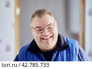 Face of Caucasian man in his 40s with mocking laugh and an insolent grin. Стоковое фото, фотограф Владимир Григорьев / Фотобанк Лори