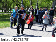 Люди танцуют на улице в День Победы. Город Тюмень (2016 год). Редакционное фото, фотограф Александр Тараканов / Фотобанк Лори