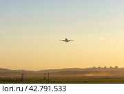 Самолёт Airbus A319 VP-BTW компании "S7 Airlines" набирает высоту в закат, аэропорт "Кольцово", Екатеринбург (2017 год). Редакционное фото, фотограф Алексей Иванов / Фотобанк Лори
