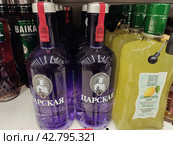 Смородиновая настойка и лимонный ликер на полке в магазине (2024 год). Редакционное фото, фотограф Сергей Елизарьев / Фотобанк Лори