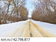 Rural winter road sprinkled with sand against ice. Стоковое фото, фотограф Володина Ольга / Фотобанк Лори