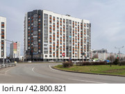 Десятиэтажный новый дом новостройка стоит около дороги с круговым движением. Реновация Москвы. Зеленоград. (2024 год). Редакционное фото, фотограф Сергей Никифоров-Гордеев / Фотобанк Лори