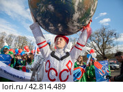 Участники космического шествия во время празднования Дня космонавтики 12 апреля на ВДНХ в городе Москве, Россия (2024 год). Редакционное фото, фотограф Николай Винокуров / Фотобанк Лори