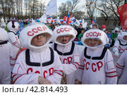 Участники космического шествия во время празднования Дня космонавтики 12 апреля на ВДНХ в городе Москве, Россия (2024 год). Редакционное фото, фотограф Николай Винокуров / Фотобанк Лори