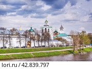 Кремль-музей и Казанская часовня, река Которосль, Американский мост, Золотое Кольцо, Ярославль (2021 год). Стоковое фото, фотограф Baturina Yuliya / Фотобанк Лори