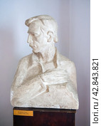 Скульптурный портрет А. Грина работы В. Ушакова, 1972 год, дом-музей Александра Грина, Феодосия, Крым (2023 год). Редакционное фото, фотограф Вячеслав Палес / Фотобанк Лори