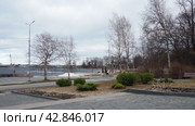Petrozavodsk, Russia, 04.14.2024: City historical granite embankment of Lake Onega. Sights of the capital of Karelia. Tourism, sports, small architectural forms. People are walking. Spring ice drift. Редакционное видео, видеограф Юлия Петровская / Фотобанк Лори