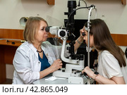 Женщина врач осматривает пациентку (2022 год). Редакционное фото, фотограф Elena Kotova / Фотобанк Лори
