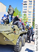 Огромный интерес  народа к командно-штабной машине Р-149 МБР. 9 мая. Город Тюмень (2016 год). Редакционное фото, фотограф Александр Тараканов / Фотобанк Лори