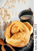 Kalach is a round white wheat homemade bread. Close-up of white bread with soy milk and homemade black salt. Close-up. Стоковое фото, фотограф Оксана Медведева / Фотобанк Лори