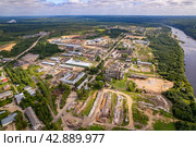 Вид с высоты на лесопромышленный комплекс в Лузе (аэросъемка 2023 года) Стоковое фото, фотограф Владислав Самошкин / Фотобанк Лори