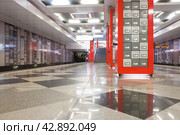 Интерьер станции метро Рассказовка Солнцевской линии Московского метрополитена (2023 год). Стоковое фото, фотограф Александр Кузнецов / Фотобанк Лори