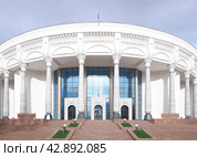 Узбекский национальный Академический Театр Драмы на проспекте Навои в Ташкенте, Узбекистан (2023 год). Стоковое фото, фотограф Александр Кузнецов / Фотобанк Лори