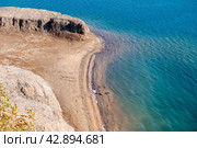 Кондуки, Тульская область, Романцевские горы, Заброшенные Ушаковские каменоломни. Бирюзовая вода озер и грязевая эрозия почвы напоминают горы. Красивый природный ландшафт (2020 год). Стоковое фото, фотограф Pukhov K / Фотобанк Лори