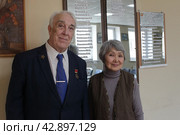Председатель Совета ветеранов войны и труда Степанищев Виктор Борисович и Валентина Семеновна Хапсасова Почетный ветеран подмосковья преподаватель немецкого языка гимназии 1 член совета музея (2024 год). Редакционное фото, фотограф Дмитрий Неумоин / Фотобанк Лори