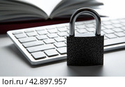 padlock with a computer keyboard Internet security concept. Стоковое фото, фотограф Александр Калугин / Фотобанк Лори