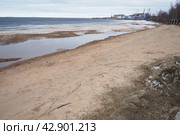 Petrozavodsk, Russia 04.14.24 Ice drift in spring Lake Onega, Karelia. Port and berths for ships. Aggregate accumulations of fine-crystalline grains. Opening of small lakes, ponds. Crushed ice floes. Редакционное фото, фотограф Юлия Петровская / Фотобанк Лори