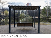 Качели в Ясеневском лесопарке весной (2024 год). Редакционное фото, фотограф Андрей Иванов / Фотобанк Лори