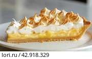 Кусок меренгового рулета в тарелке. A slice of lemon meringue pie on a blue plate, a delicious baked goods option. Стоковое AI-изображение, AI-художник Katsiaryna Repich / Фотобанк Лори