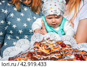 Сдобные ватрушки и булки на празднике в Молвитино и ребенок, село Сусанино, Костромская область (2019 год). Редакционное фото, фотограф Baturina Yuliya / Фотобанк Лори