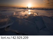 Силуэт человека встречающего рассвет зимой на льду. Стоковое фото, фотограф Марина Иннокентьевна Корреа Ластра / Фотобанк Лори