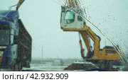 Капли воды стекают вниз по стеклу, на заднем размытом фоне идёт погрузка металлолома. Стоковое видео, видеограф Руслан Лесков / Фотобанк Лори