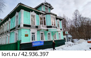 Старинный деревянный особняк на Чумбаровке, Архангельск. Дом А.С. Чудинова (2024 год). Редакционное фото, фотограф Ирина Терентьева / Фотобанк Лори