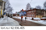 Архангельск, проспект Чумбарова-Лучинского. Люди гуляют по пешеходной улице зимой (2024 год). Редакционное фото, фотограф Ирина Терентьева / Фотобанк Лори