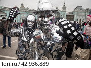 Артисты в зеркальных костюмах развлекают посетителей во время парада ретротрамваев на площади Тверской заставы в центре города Москвы, Россия (2024 год). Редакционное фото, фотограф Николай Винокуров / Фотобанк Лори