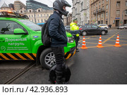 Молодой человек передвигается моноколесе по дороге по Тверской улице в центре города Москвы, Россия (2024 год). Редакционное фото, фотограф Николай Винокуров / Фотобанк Лори