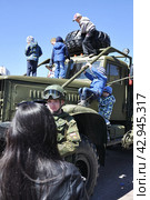Любопытные пацаны осваивают военную технику. День Победы. Город Тюмень (2016 год). Редакционное фото, фотограф Александр Тараканов / Фотобанк Лори