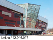 Стеклянный фонарь здания торгового центра "Максидом" на улице Передовиков. Санкт-Петербург (2021 год). Редакционное фото, фотограф Александр Щепин / Фотобанк Лори