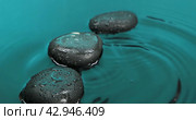 Капля, падающая в зеленую воду на фоне спокойной воды и черных камней. Фон спа-салона. Drop falling in green water against a background of calm water and black stones. Стоковое видео, видеограф Александр Собко / Фотобанк Лори